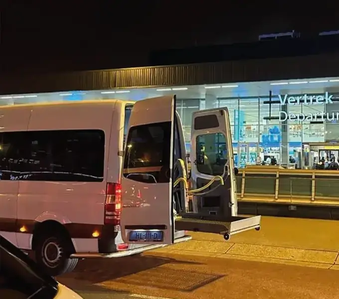Rolstoelbus bij Schiphol voor reizigers uit Den Haag